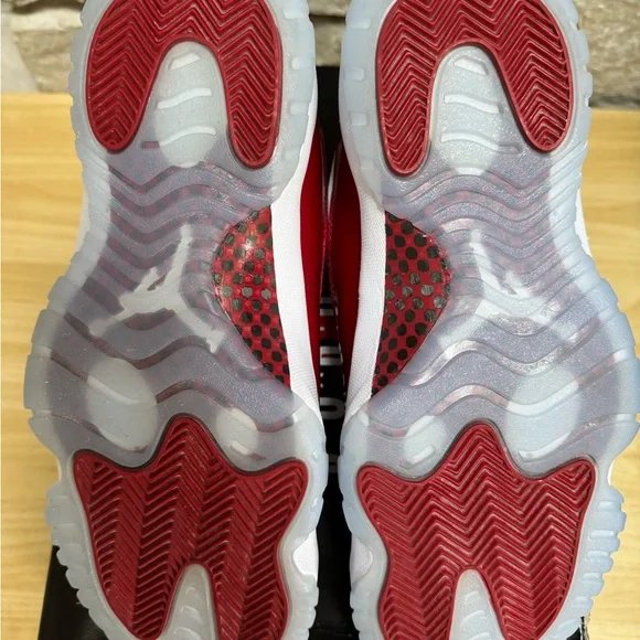 EUC Air Jordan 11 Retro Varsity Red/Cherry Men Size 8.5 - Picture 9 of 13